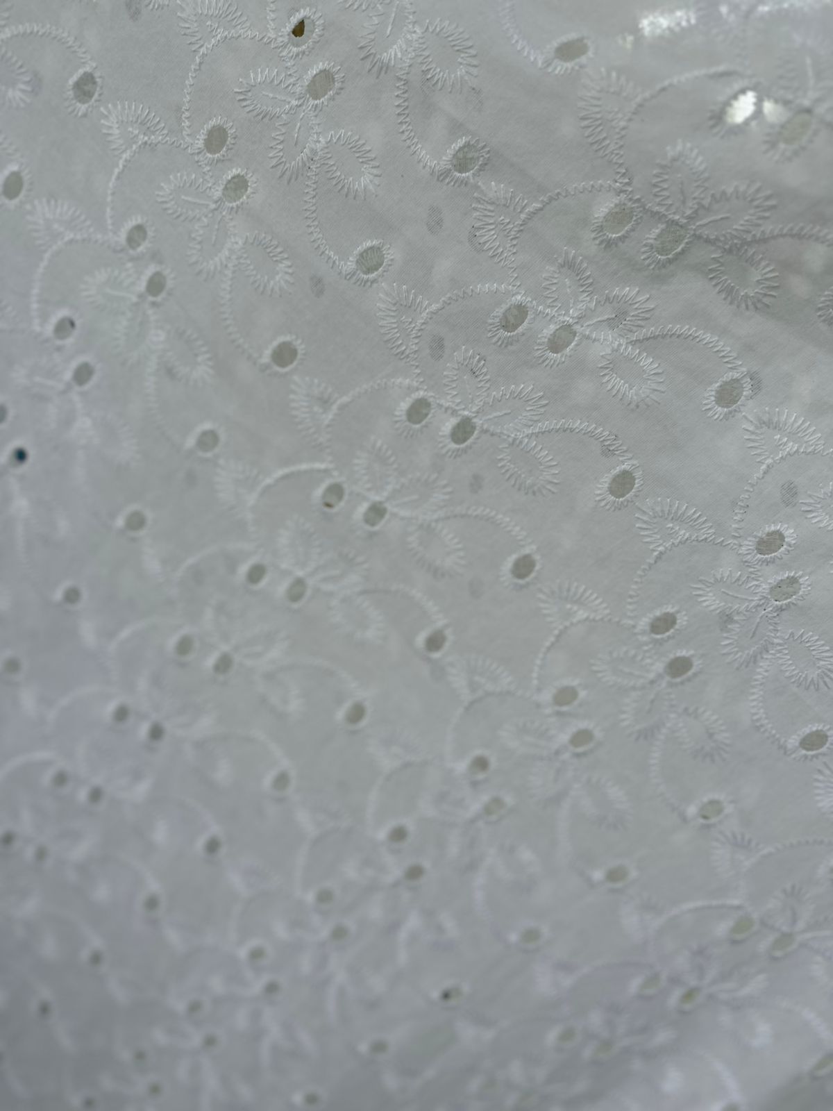 Ojalillo Unicolor Blanco X Metro.