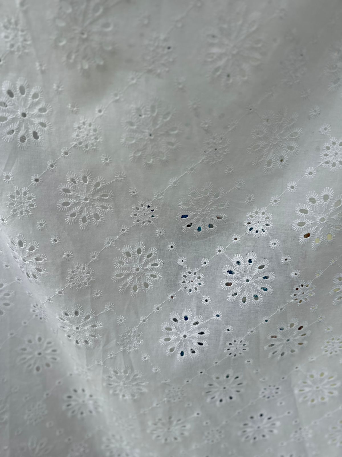 Ojalillo Unicolor Blanco X Metro.