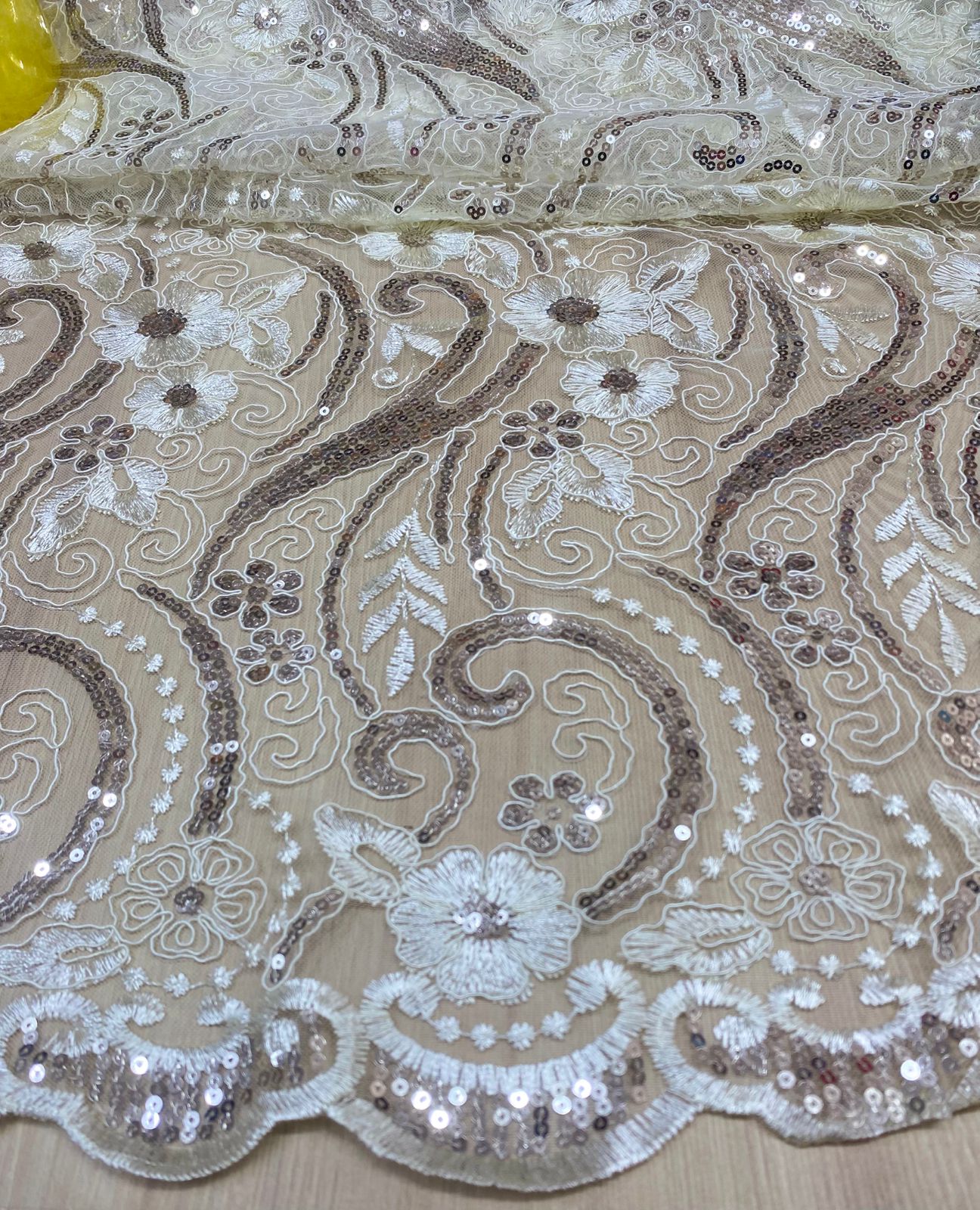 Tela Chantilly Con Lentejuela X Metro.